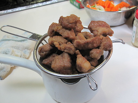 豚肉を揚げる