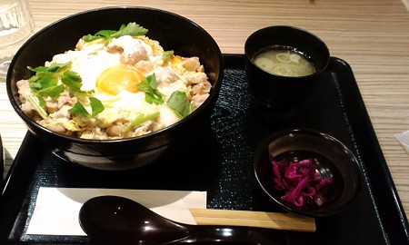 親子丼”白”とお味噌汁@鶏肉専門店 梅や