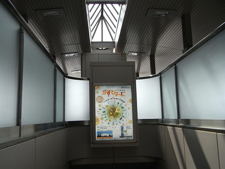 新豊洲駅構内