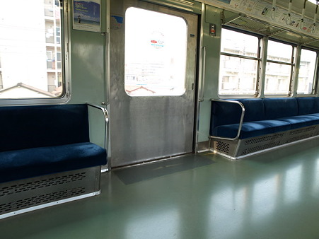 1000形車内(神奈川駅)
