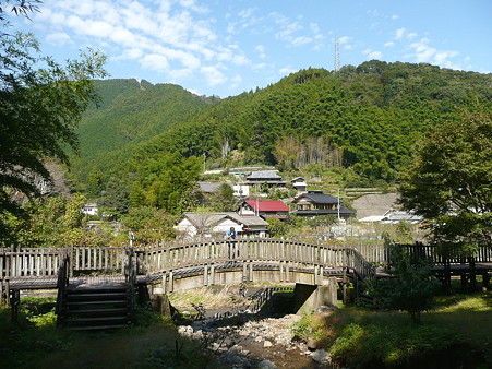 黒川沿いのボードウォーク