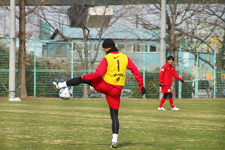 クルっと足をボールの周りを回して・・・