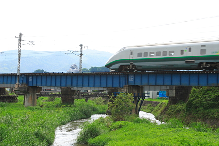 奥に上山城を望むＥ３系