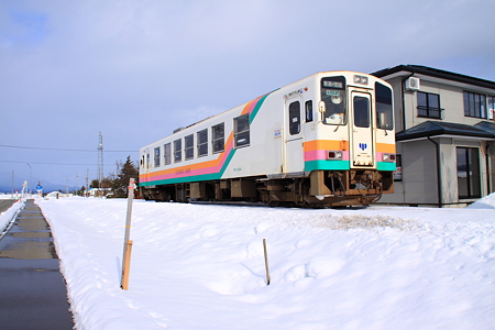 羽前成田駅付近　YR-880形