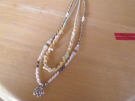編み編み中、2連ネックレス