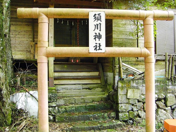 滝そばの神社