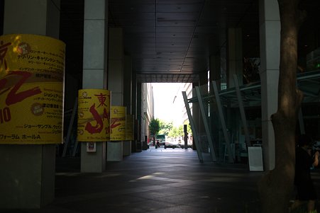 2010.08.29　有楽町　東京国際ホーラム　日比谷濠への道