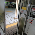 100318-2内開きでかつ段差のある電車のドア