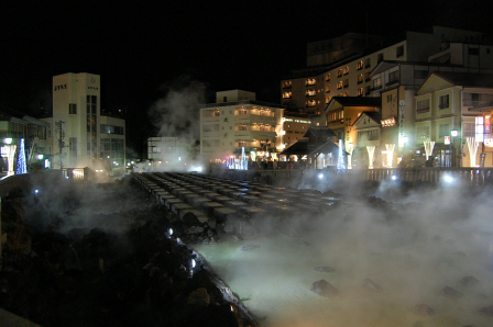 夜の湯畑