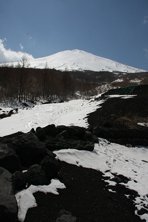 残雪と富士