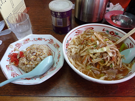野菜ラーメンと半チャーハン