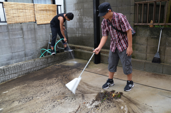 長男と次男も参加して手伝ってくれる
