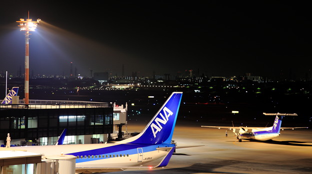 夜の伊丹空港の写真です。