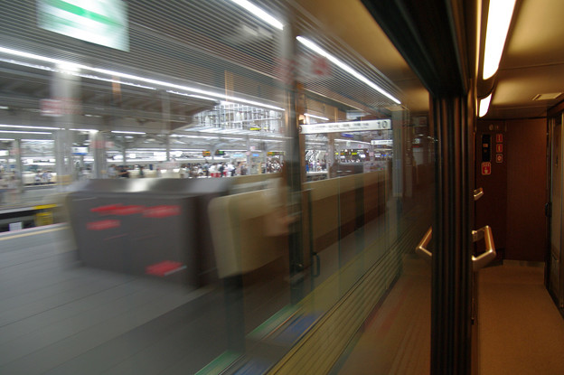 Photos: s6908_大阪駅10番線を発車